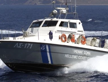 Κρήτη: Δεκάδες παράνομοι μετανάστες έπεσαν στη θάλασσα από ιστιοφόρο για να σωθούν - Δύο συλλήψεις